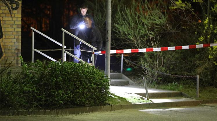 Brutale Messerattacke in Rostock: Zwei Täter verletzen in Schmarl 23-Jährigen mit mehreren Messerstichen - Ermittlungen wegen versuchten Tötungsdeliktes aufgenommen - Opfer überlebt schwer verletzt