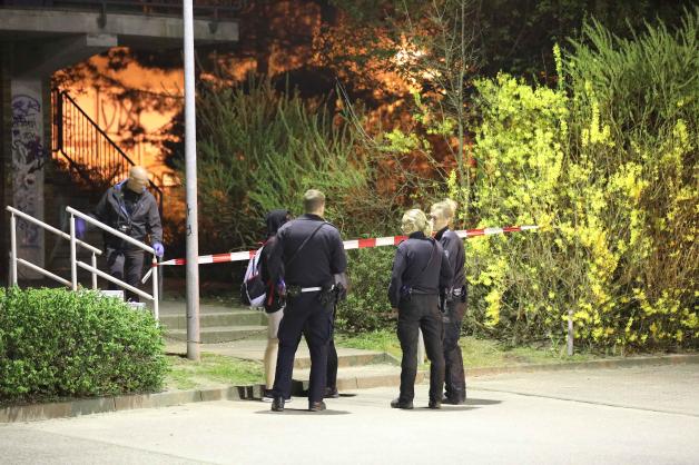 Brutale Messerattacke in Rostock: Zwei Täter verletzen in Schmarl 23-Jährigen mit mehreren Messerstichen - Ermittlungen wegen versuchten Tötungsdeliktes aufgenommen - Opfer überlebt schwer verletzt