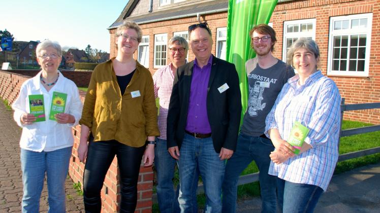 Die Sylter Grünen, Maria Andresen, Margot Böhm, Rolf Bünte, Timm Kress und Silke Lieser (v.l.n.r.), begrüßten Dr. Andreas Tietze (mi.) in List. 