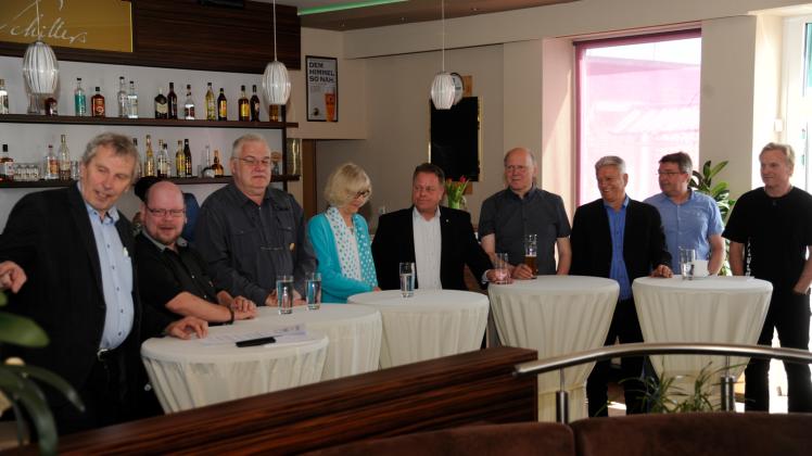Sportpolitischer Frühschoppen: Moderator Carsten Kock (von links) befragte Stefan Preuhs (BfB), Cord Böge (Piraten), Rita Stein (FDP), Wolf Rüdiger Fehrs (CDU), Jürgen Joost (LKR), Volker Andresen (SPD), Ralf Ketelhut (Grüne) und Jonny Griese (Linke). 