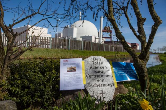 In Gedenken an die Opfer von Tschernobyl haben Kernkraftgegner ein Mahnmal vor dem Brokdorfer Kraftwerk errichtet.