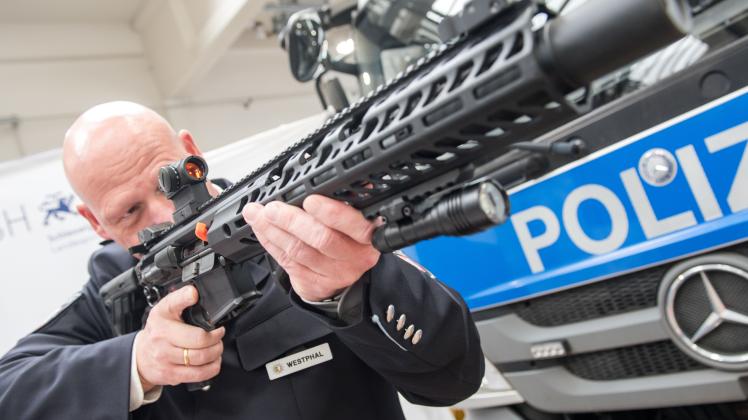 Polizeikommissar Holger Westphal präsentiert ein neues Multikaliber Sturmgewehr vom Typ MCX des Herstellers Sig Sauer. 