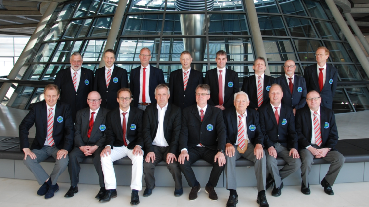 Erinnerungsfoto: Das NF-Oldie-Star-Team im Berliner Reichstag.