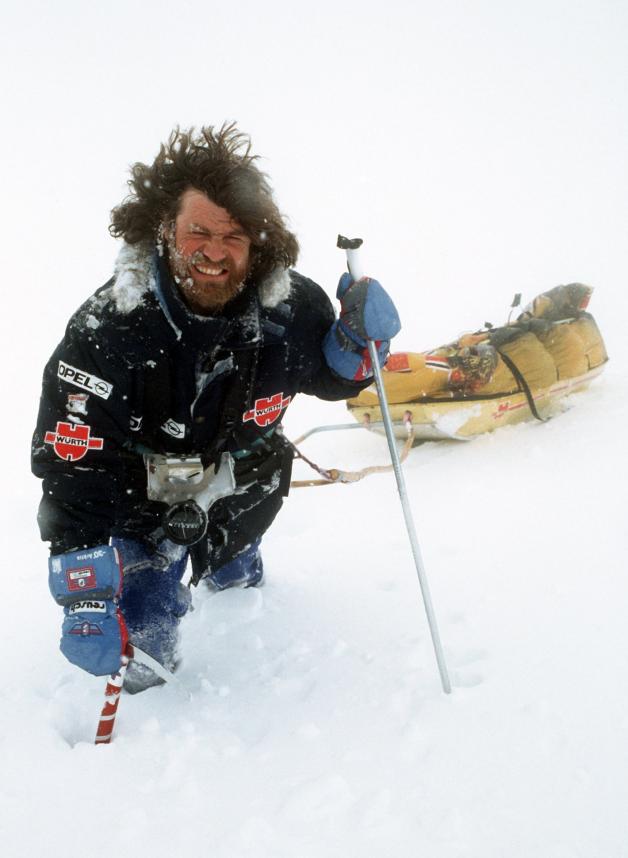 Der Bergsteiger Reinhold Messner demonstriert mit Ski und Lastenschlitten, wie es ihm und Arved Fuchs auf ihrer Antarktis-Expedition ergangen ist.