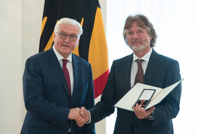Bundespräsident Frank-Walter Steinmeier überreicht Arved Fuchs den Verdienstorden.