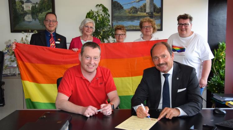 Signal gegen Diskriminierung: Im Beisein von Andreas Witolla (vorne links) und Vertretern der Rendsburger Regenbogengruppe sowie der Arbeitsgemeinschaft „SPD-Queer“ unterzeichnete Pierre Gilgenast (vorne rechts) im Rathaus die Lübecker Erklärung. 