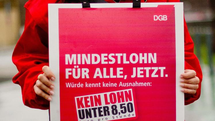 Bei einem Aktionstag zum Mindestlohn forderte die DGB ein Gehalt über 8,50 Euro. SPD und Grüne wollen für Hamburgs Angestellte eine Erhöhung auf zwölf Euro durchbringen.