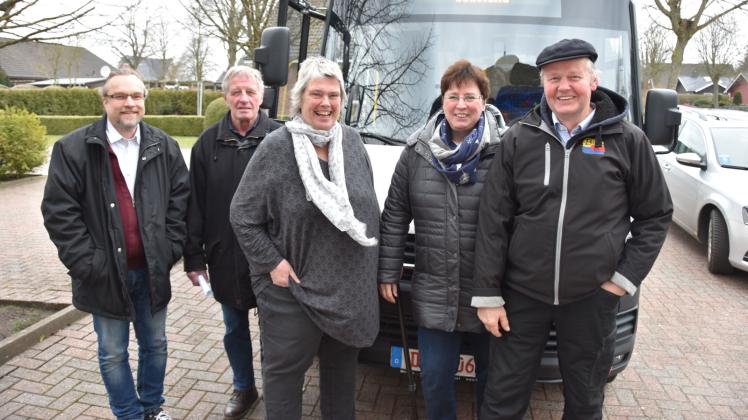 Freuen sich über den neuen Bürgerbus: Bürgermeister Rüdiger Brümmer, Heike Prechel sowie die Vorstandsmitglieder Christel und Hans-Jochen Hintz (v. li.).