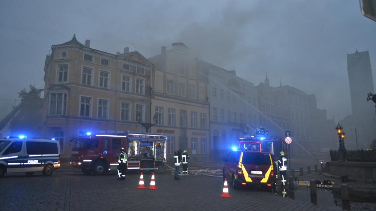 Die Feuerwehr rückte in Wismar mit einem Großaufgebot zu einem Wohnhausbrand aus.