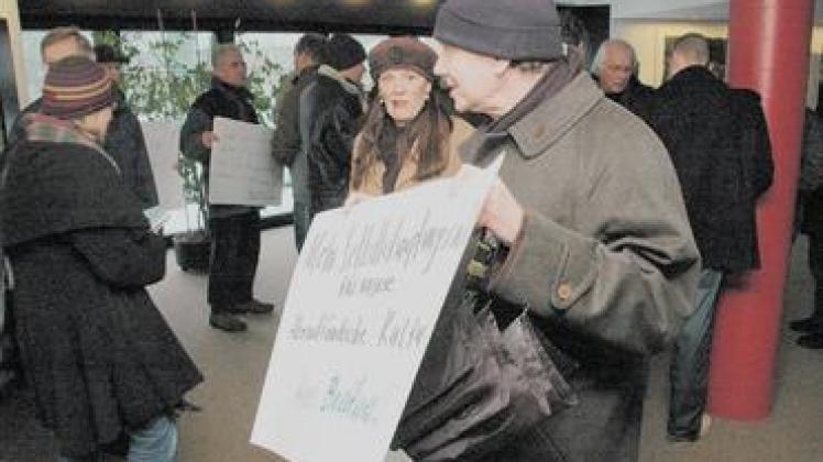 Protest: Dieser Gegner des Muezzin-Rufs fordert von Bürgermeister Andreas Breitner "mehr Selbstbehauptungswillen für unsere Abendländische Kultur".  Foto: Schönstedt