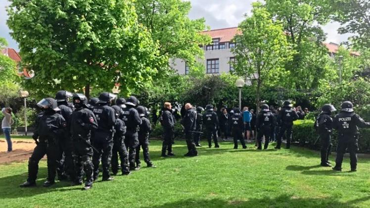 Mit einem Großeinsatz verhinderte die Polizei am Samstag einen Angriff gewaltbereiter Fußball-Chaoten aus Jena auf Fans des VfL Osnabrück.