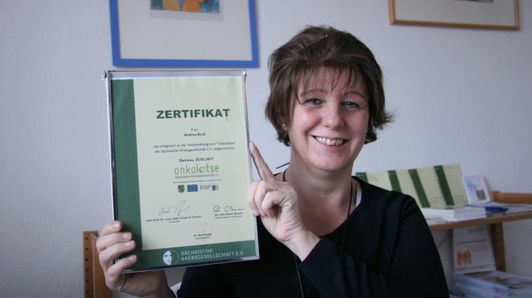 Andrea Krull, die Gründerin der Selbsthilfegruppe für an Eierstockkrebs Erkrankte, ist selbst ausgebildete Onkolotsin und hat das Fortbildungsprojekt erstmals nach Neumünster geholt.
