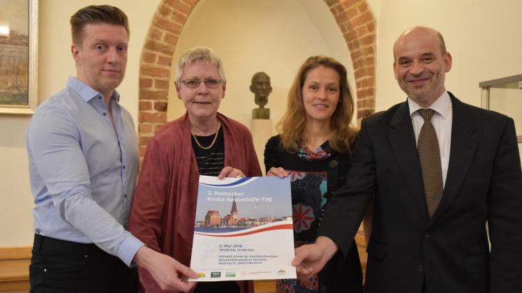 Wollen Betroffenen helfen und Gesunde aufklären: Paul Kalata koordiniert im Onkologischen Zentrum der Unimedizin Rostock die Selbsthilfegruppen, Ute Kalinowski leitet die Gruppe für Tumore im Kopf, Gesicht oder Hals, Kristin Schünemann ist Koordinatorin für Gesundheitsförderung im Gesundheitsamt und Prof. Guido Hildebrandt leitet die Klinik für Strahlentherapie (v. l.). Wollen Betroffenen helfen und Gesunde aufklären: Paul Kalata koordiniert im Onkologischen Zentrum der Unimedizin Rostock die Selbsthilfegruppen, Ute Kalinowski leitet die Gruppe für Tumore im Kopf, Gesicht oder Hals, Kristin Schünemann ist Koordinatorin für Gesundheitsförderung im Gesundheitsamt und Prof. Guido Hildebrandt leitet die Klinik für Strahlentherapie (v. l.).