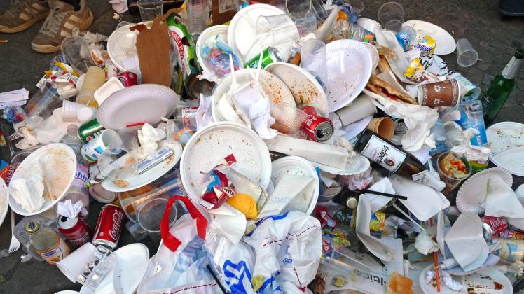 Europaweit fallen nach Angaben der EU-Kommission jährlich rund 26 Millionen Tonnen Plastikmüll an.