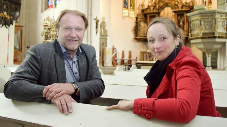 Ab jetzt wieder im Team: Pastor Rainer Karstens begrüßt die neue Pastorin Michaela Ehrich in der Marienkirche. 