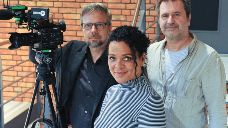 Fotograf Andreas Duerst vom Studio 301, die Warnemünder Sängerin Jacqueline Boulanger sowie der Musiker und Projektentwickler Wolfgang Schmiedt haben das Vorhaben für den Verein Gemeinsam mehr Mut - Wege bei Krebs auf den Weg gebracht. 