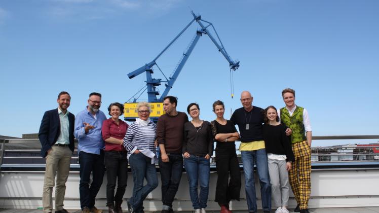 Das Sommertheater 2018 in der Halle 207 soll eine Bereicherung werden. Dafür wollen Tobias Woitendorf (v l.), Ralph Reichel, Sandra-Uma Schmitz, Petra Gorr, Stephan Thiel, Halina Kratochwil, Franziska Just, Joachim Kümmritz, Juli Grote und Lukas Köster sorgen. Das Sommertheater 2018 in der Halle 207 soll eine Bereicherung werden. Dafür wollen Tobias Woitendorf (v l.), Ralph Reichel, Sandra-Uma Schmitz, Petra Gorr, Stephan Thiel, Halina Kratochwil, Franziska Just, Joachim Kümmritz, Juli Grote und Lukas Köster sorgen.