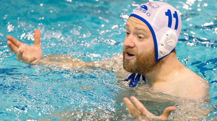 Wechselhafte Saison in der Meisterschaft und jetzt auch noch das Aus im Pokal: Jörg Behlendorf, Spielertrainer der Wasserballer der HSG Warnenünde, ist bedient. Wechselhafte Saison in der Meisterschaft und jetzt auch noch das Aus im Pokal: Jörg Behlendorf, Spielertrainer der Wasserballer der HSG Warnenünde, ist bedient.