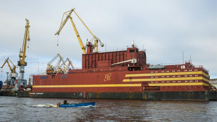 Die „Akademik Lomonossow“ auf der Werft in St. Petersburg.
