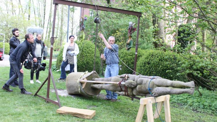 Im Beisein eines NDR-Teams und Karin Weißenbacher von der Galerie III zog Künstler Hartwig Doden seine Skulptur „Schulterschluss“ mit Hilfe einer Seilwinde in die Senkrechte. 