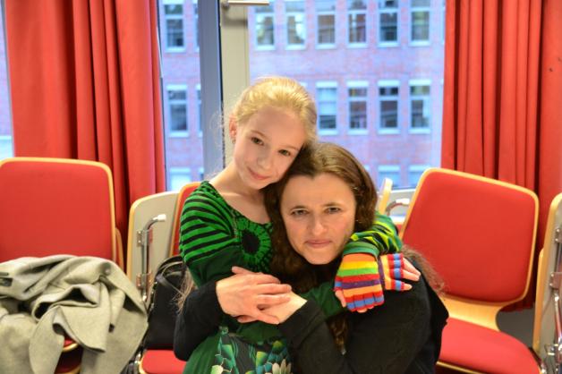 Nachdem alle Aufregung von ihr abgefallen ist, umarmte Laura Caspers (links) ihre Musiklehrerin Simone Anders. Nachdem alle Aufregung von ihr abgefallen ist, umarmte Laura Caspers (links) ihre Musiklehrerin Simone Anders.