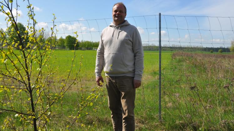 Landwirt Jan-Heinrich Lass hat insgesamt 120 Hektar von Rostock gepachtet, darunter auch den halben Hektar in Hinrichshagen. Er ist gegen ein Glyphosat-Verbot. Fotos: Torben Hinz 