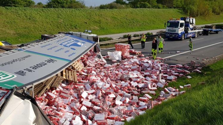 24 Tonnen Getränkedosen verteilten sich nach einem Unfall auf der A20 zwischen Neukloster und Zurow auf der Fahrbahn. Die Strecke blieb stundenlang gesperrt.  