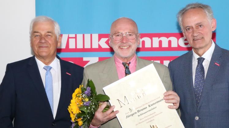 Große Ehre: Kammerpräsident Peter Günther (l.) und Hauptgeschäftsführer Edgar Hummelsheim (r.) zeichneten Jürgen Bruno Kunzmann aus.