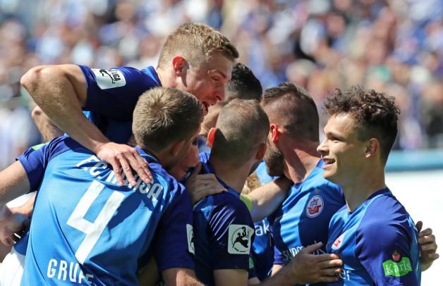 Die Hansa-Spieler freuen sich über die 1:0-Führung durch Lukas Scherff (r). 