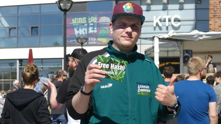 Mit dem Konsum von Cannabis kann der Rostocker Florian Rieth seine Schmerzen verringern. Er setzt sich für die Legalisierung ein, damit Menschen wie er einfacher, schneller und günstiger ein probates Mittel zur Linderung ihrer Beschwerden bekommen.   