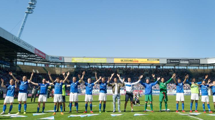 Verabschiedeten sich von ihren Fans bis zur Saison 2018/19: Die Fußballer des FC Hansa feierten vor 17 100 Zuschauern im Ostseestadion in ihrem letzten Heimspiel der laufenden Saison ein 4:2 gegen den Halleschen FC. 