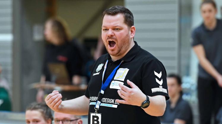 Die Drittliga-Handballerinnen des SV Grün-Weiß Schwerin bekommen in der nächsten Saison ihre Anweisungen an der Seitenlinie von Steffen Franke.  Fotos: Dietmar Albrecht 