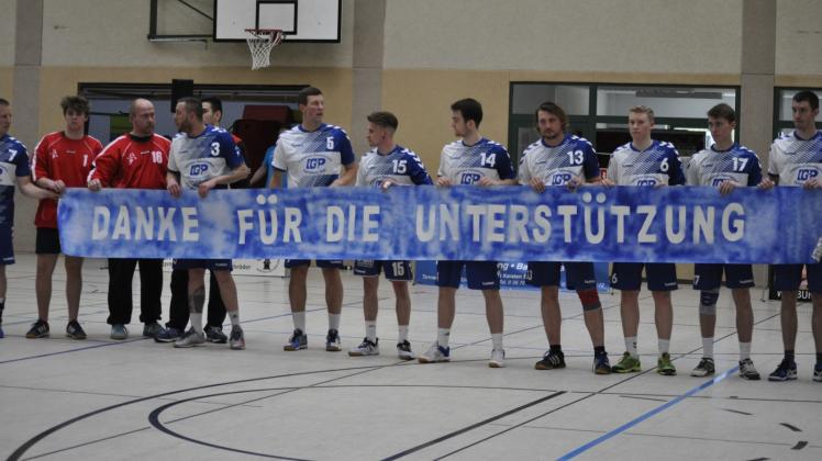 Das Team des SV Blau-Weiß bedankte sich nach der Templin-Partie mit einem Transparent bei den Fans. Fotos: Christin Drescher (2) 