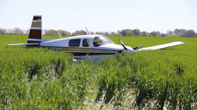 Flugzeug-Notlandung auf Feld bei Dolgen am See: 64-jähriger Pilot nach Motorausfall unverletzt Flugzeug-Notlandung auf Feld bei Dolgen am See: 64-jähriger Pilot nach Motorausfall unverletzt