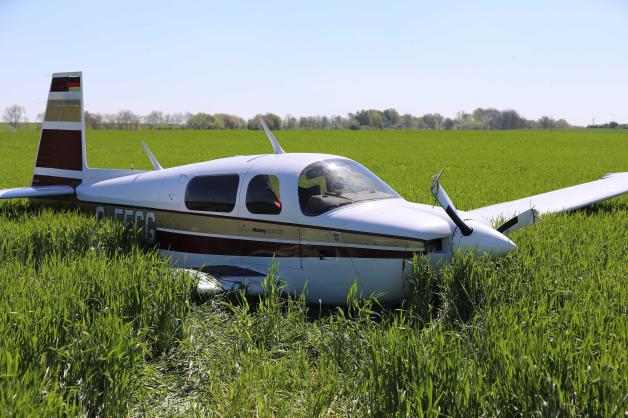 Flugzeug-Notlandung auf Feld bei Dolgen am See: 64-jähriger Pilot nach Motorausfall unverletzt