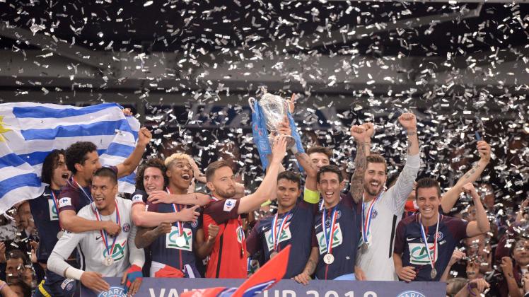 Ein stolzer Verlierer unter den Gewinnern: Sebastien Flochon (rotes Trikot) von Les Herbiers durfte bei der Pokalübergabe an PSG mit den Stars des französischen Meisters feiern. 