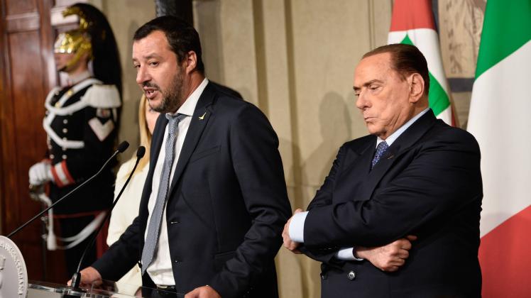 Matteo Salvini (links) kann mit seiner Lega die Regierung stellen, weil Silvio Berlusconi seinen Verzicht erklärte.