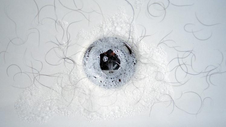 Lästiges Haare aus dem Duschabfluss fummeln soll mit dieser Erfindung ein Ende haben. 