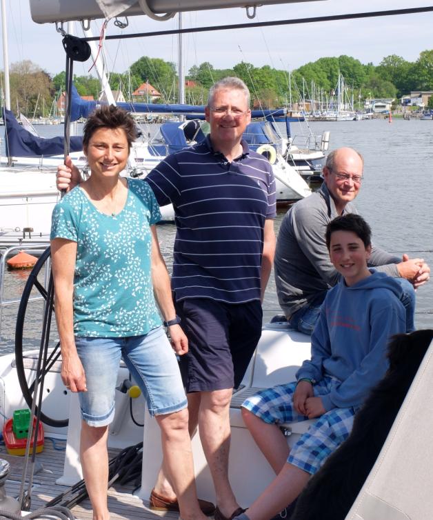 Ostseesegeltörn mit dem eigenen Segler: Nadja, Malte und Sohn Ben Arp mit Freund Martin Offergeld (hinten) aus Duisburg Ostseesegeltörn mit dem eigenen Segler: Nadja, Malte und Sohn Ben Arp mit Freund Martin Offergeld (hinten) aus Duisburg