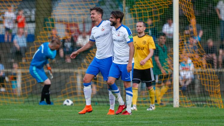 Freude über die späte, aber dann doch deutliche Entscheidung: Hansas Julian Riedel (lin ks) und Selcuk Alibaz sind glücklich über den 7:2-Sieg im Landespokal-Halbfinale beim Oberligisten Torgelower FC Greif. 