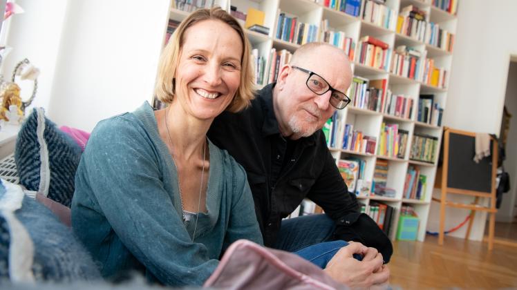 Jutta und Alan Ebnother in ihrer Wohnung in der Schweriner Innenstadt.