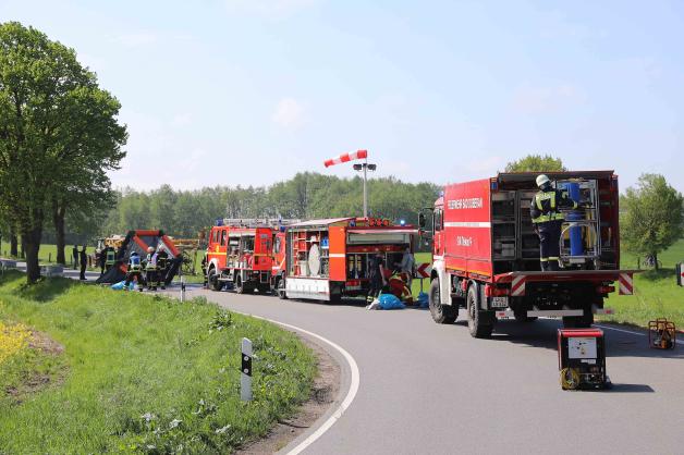 Traktor mit Spritzenanhänger umgekippt - 10.000 Liter
Pflanzenschutzmittel drohen auszulaufen Traktor mit Spritzenanhänger umgekippt - 10.000 Liter
Pflanzenschutzmittel drohen auszulaufen