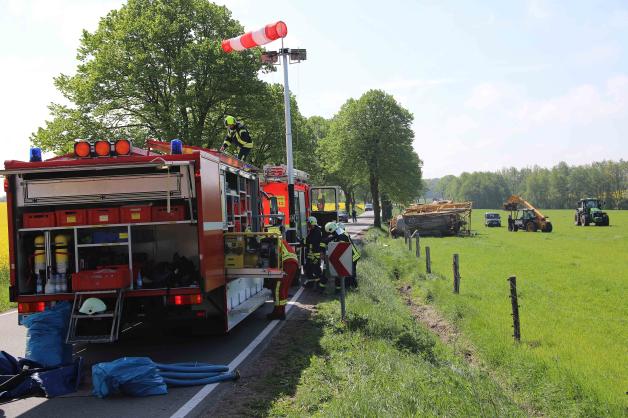 Traktor mit Spritzenanhänger umgekippt - 10.000 Liter
Pflanzenschutzmittel drohen auszulaufen