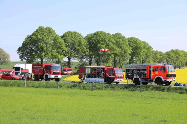 Traktor mit Spritzenanhänger umgekippt - 10.000 Liter
Pflanzenschutzmittel drohen auszulaufen