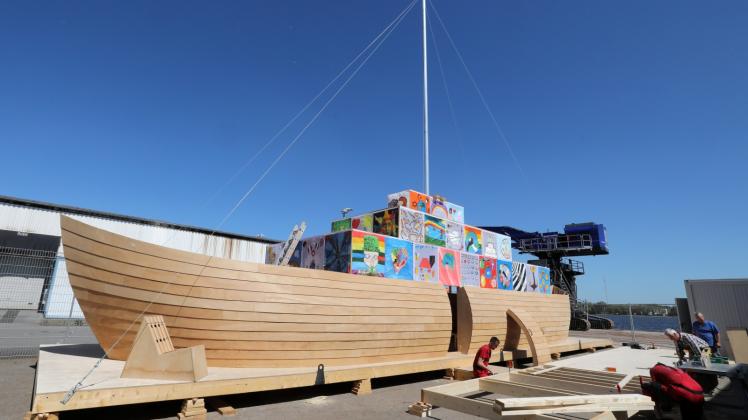 Handwerker arbeiten am „Ship of Tolerance“ im Rostocker Fischereihafen. Es st ein weltumspannendes Kunstprojekt des russischen Künstlerehepaares Ilja und Emilia Kabakov, das auf Initiative der Kunsthalle Rostock erstmals in Deutschland gezeigt wird.  