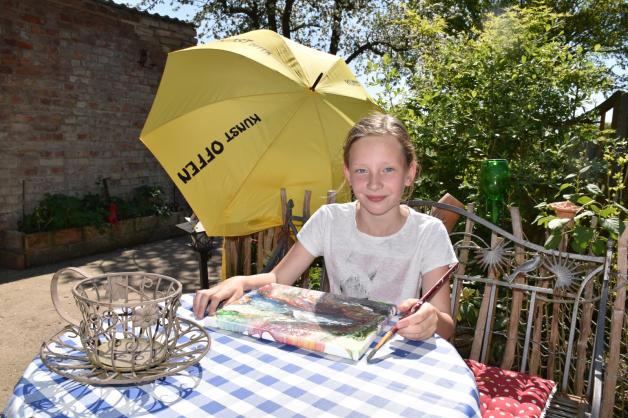Auch die neunjährige Enkelin Alvy greift zum Pinsel. Bei Kunst offen möchte sie ihr erstes Bild verkaufen.