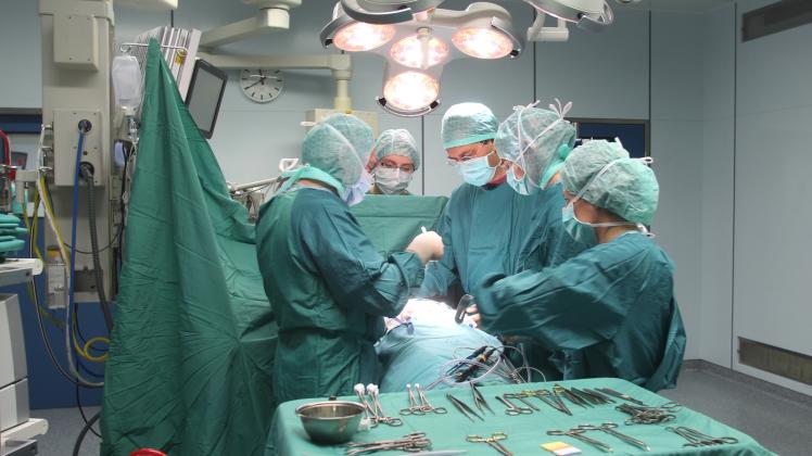 Mehr als 50 000 Instrumente aus dem OP und von den verschiedenen Stationen der Unimedizin landen täglich in der Zentralsterilisation