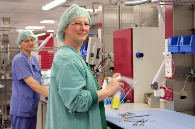 Sterilisationsassistentin Kathleen Gläser (r.) ölt OP-Scheren für den nächsten Einsatz, während ihre Kollegin Sandra Flegel die gereinigten Instrumente mit Etiketten bestückt.   Fotos: Universitätsmedizin Rostock 
