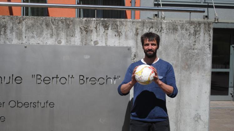 Bereit für die Straßenfußball-Liga: Initiator Oliver Benz am ersten Austragungsort – der Integrierten Gesamtschule Bertolt Brecht.  