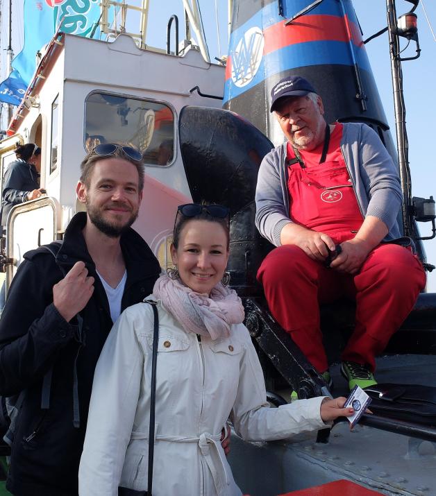Beim Open Ship sahen Chris Albrecht und Maria Gally hinter die Kulissen der „Petersdorf“. Peter Reibert hatte auf alle Fragen Antworten. 